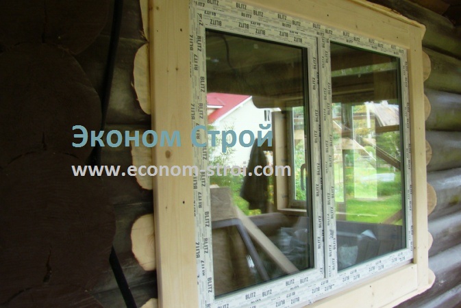 Фото установленных наличников на окна в деревянном доме